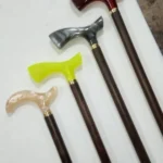 عكاز بيد ملونة